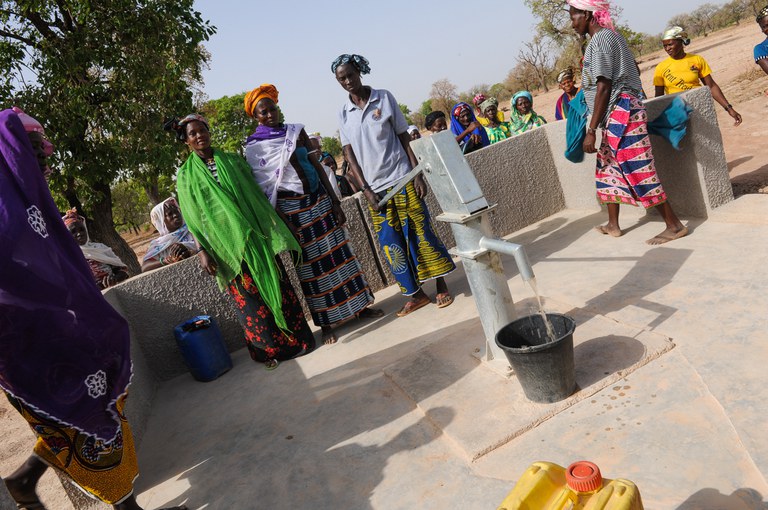 Abastament d'aigua potable a Burkina Faso mitjançant la construcció de deu pous. Any 2010.