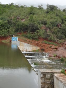 Millora en la gestió i l'aprofitament dels recursos hídrics mitjançant la reconstrucció d'un embassament a la regió de Bathalapalli, districte d'Anantapur. Índia